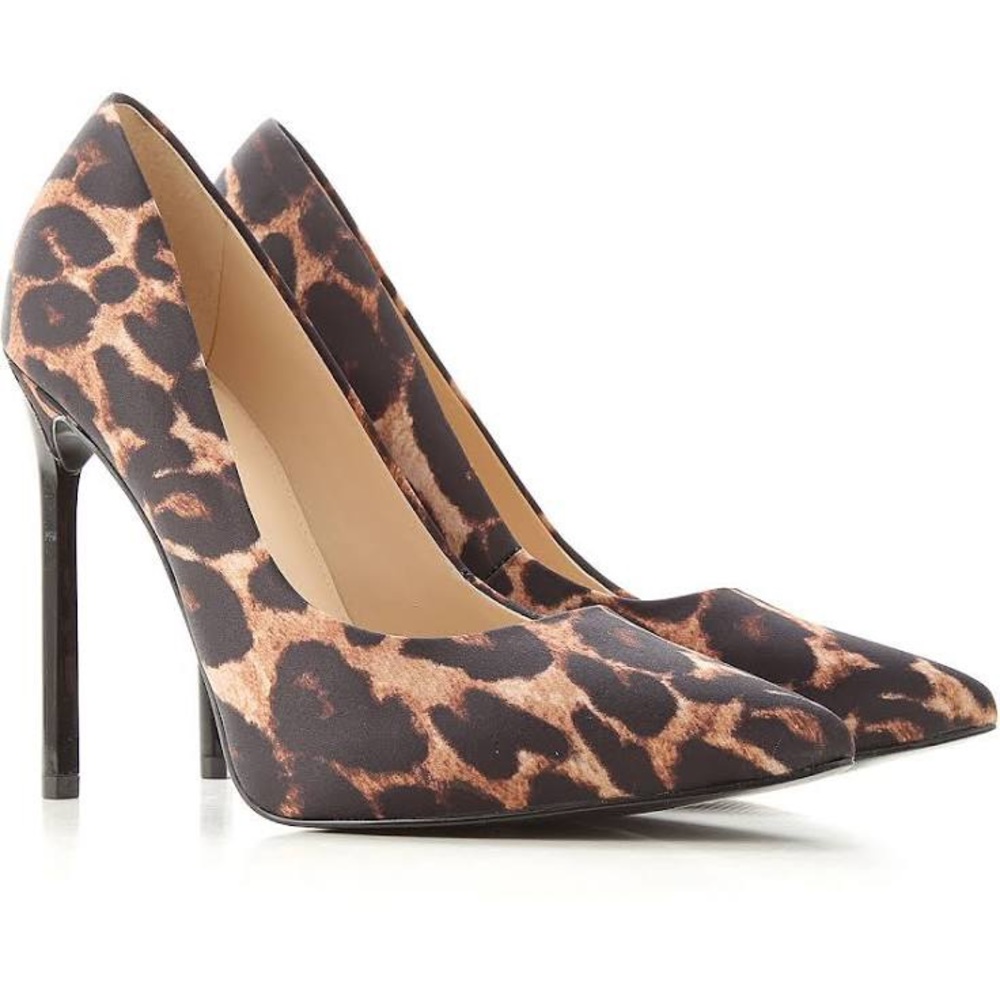 BRAND NEW NEVER WORN GUESS PUMPS